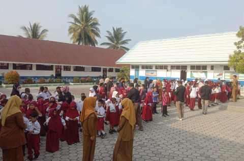 Bawaslu Tolitoli bagi-bagi masker kepada siswa/siswi SDN 1 Tolitoli
