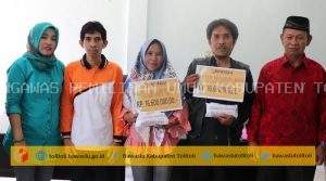 Bawaslu Tolitoli Serahkan Santunan Kecelakaan Kerja Pengawas Pemilu 2019