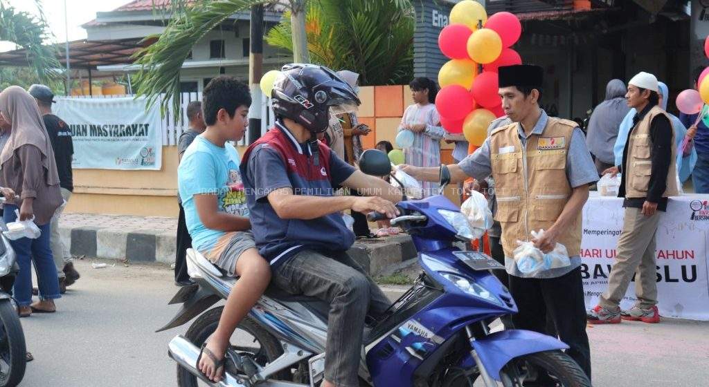 Peringatan Hari Lahir Bawaslu Ke-15, Bawaslu Tolitoli Berbagi Takjil Kepada Pengguna Jalan
