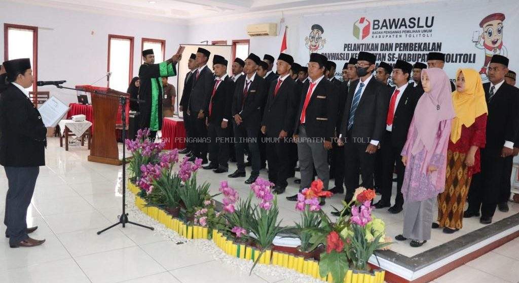 Ketua Bawaslu Tolitoli Lantik 30 Panwaslu Kecamatan Terpilih