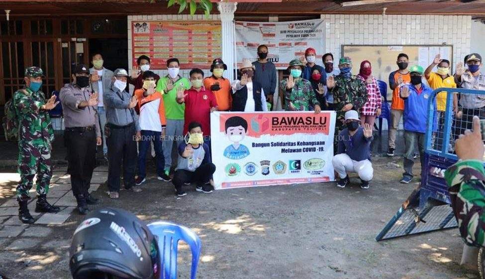Cegah Penyebaran Covid-19, Bawaslu Tolitoli Lakukan Penyemprotan Disinfektan