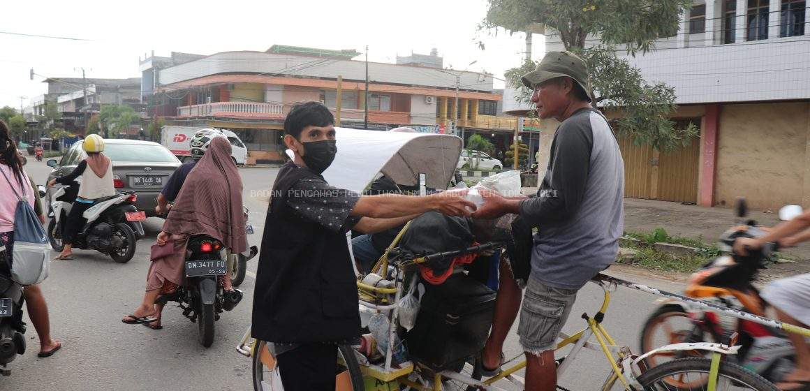 Berbagi Takjil, Bawaslu Tolitoli Perdekat Hubungan bersama Masyarakat