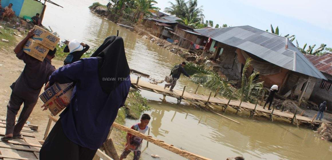 Bawaslu Tolitoli Salurkan Bantuan kepada Warga Terdampak Bencana di Desa Galumpang