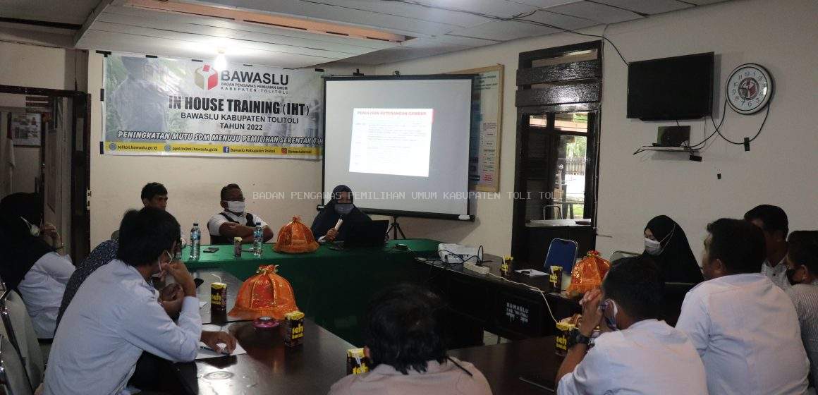 JELANG PEMILU, BAWASLU TOLITOLI BERI PENGUATAN FUNGSI KEHUMASAN