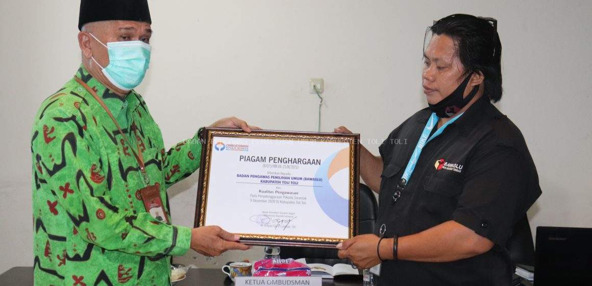 Bawaslu Tolitoli Terima Penghargaan Dari Ombudsman