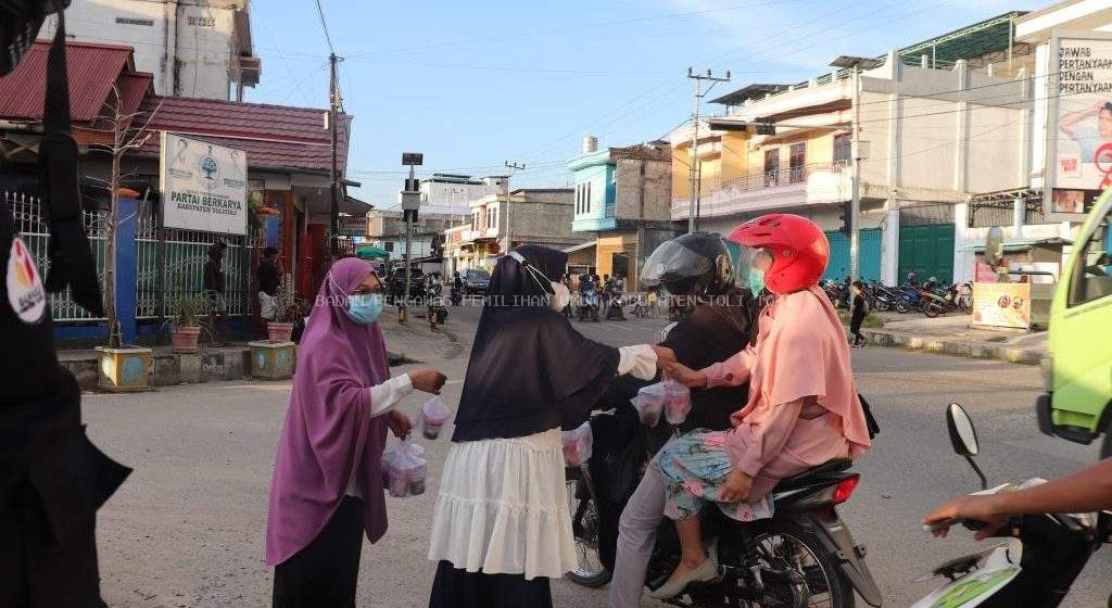 Peringati Hari Kartini, Bawaslu Tolitoli Bagikan Takjil Gratis