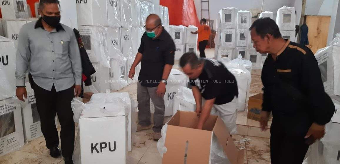 EVALUASI PILKADA 2020, BAWASLU TOLITOLI AWASI PROSESI PEMBUKAAN KOTAK SUARA