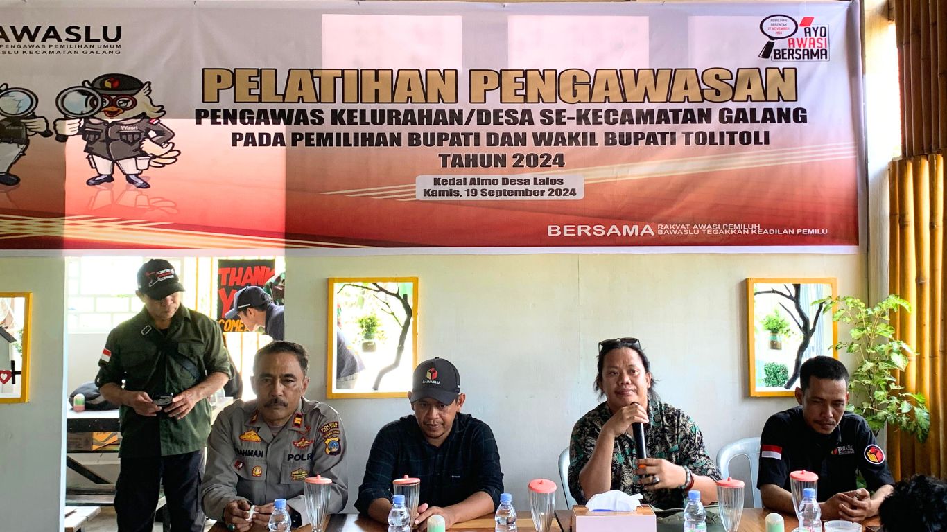 Fajar Syadik, Ketua Bawaslu Kabupaten Tolitoli, mengikuti pelatihan pengawasan Pilkada 2024 di Kecamatan Galang untuk meningkatkan kemampuan pengawas pemilu.