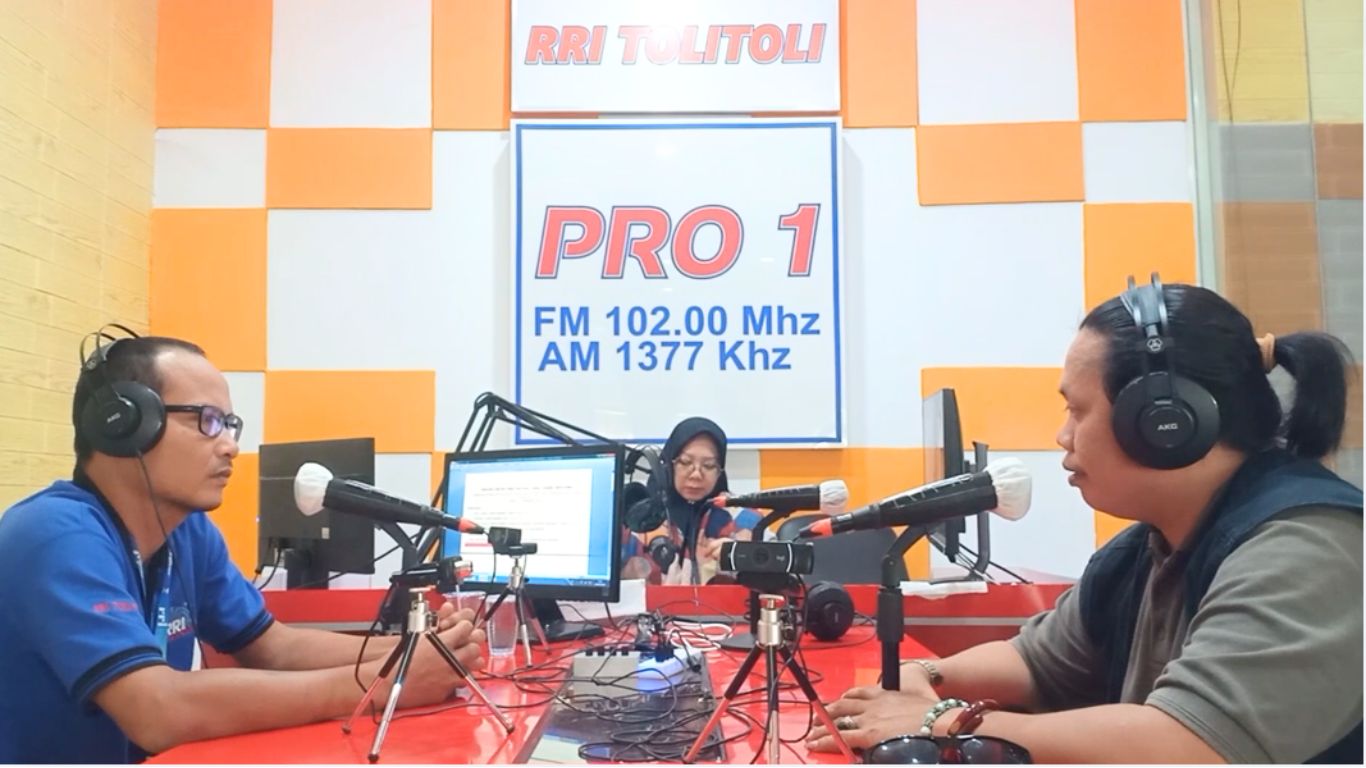 Fajar Syadik, Ketua Bawaslu Tolitoli, menekankan pentingnya netralitas bagi aparatur sipil negara dan perangkat desa menjelang pemilihan kepala daerah, dengan alasan bahwa hal ini berkaitan dengan kepercayaan masyarakat terhadap proses demokrasi dan pemilu yang jujur.