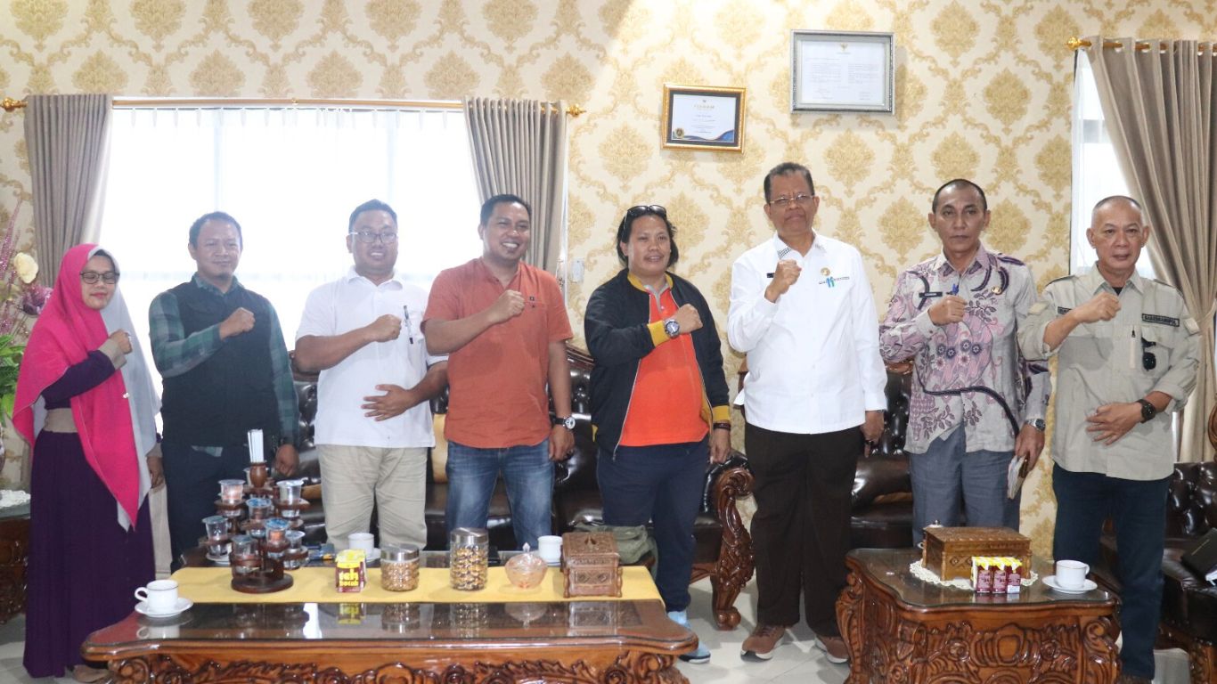 Audiensi Bawaslu Kabupaten Tolitoli dengan Penjabat Sementara Bupati Tolitoli, Bapak Bahran, SE., MM, adalah momen penting untuk memperkuat kerjasama demi mewujudkan Pemilihan Kepala Daerah yang demokratis dan transparan, di mana Bawaslu menekankan agenda penting serta memperkenalkan pimpinan untuk menjelaskan peran dan kontribusi mereka dalam pengawasan pemilihan.