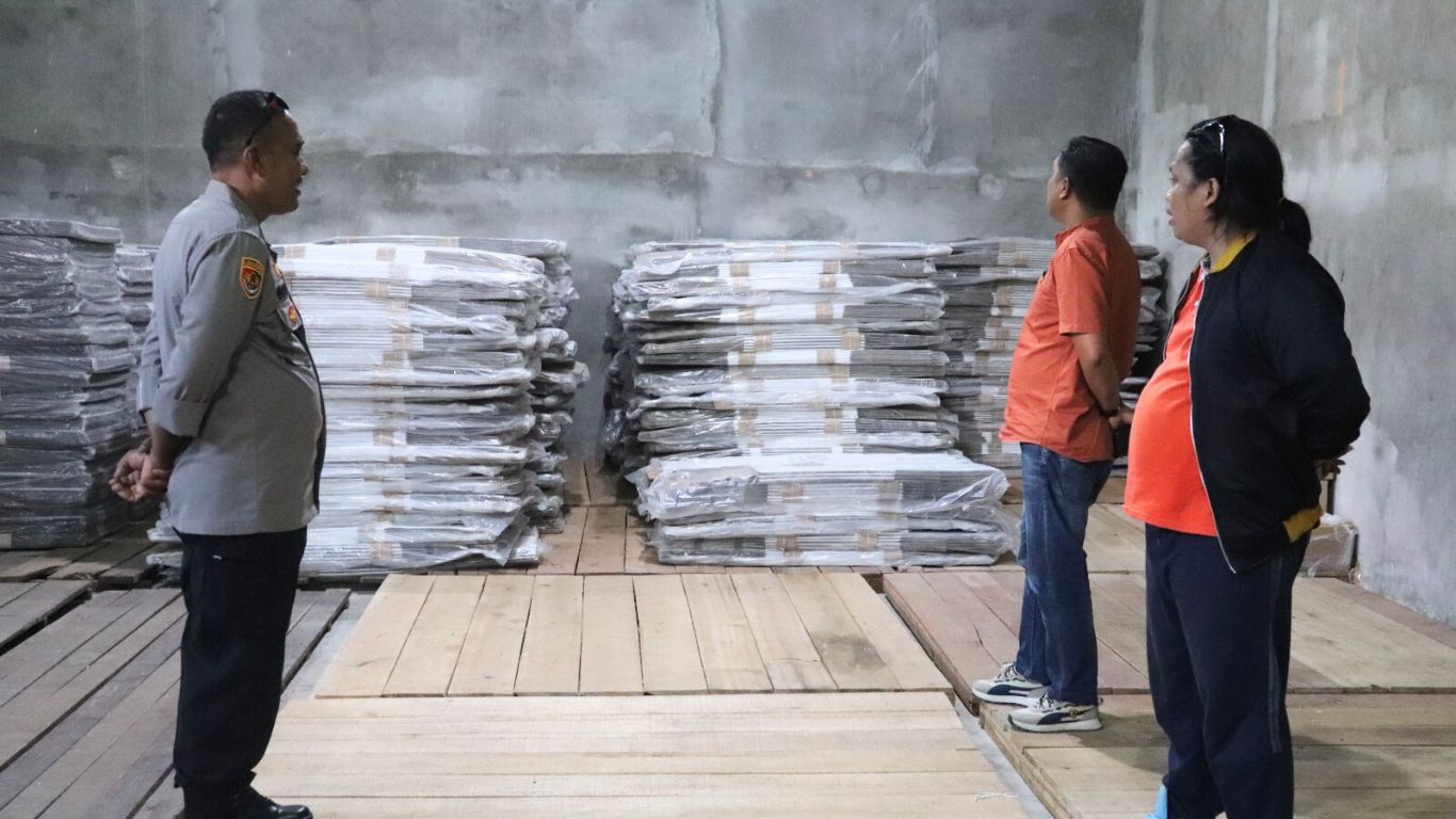 Ketua dan anggota Bawaslu Tolitoli melakukan pengawasan terhadap kesiapan gudang logistik untuk pemilihan kepala daerah serentak 2024. Pengawasan ini bertujuan memastikan infrastruktur mendukung distribusi logistik. Selain itu, Bawaslu juga berkoordinasi mengenai logistik yang akan masuk untuk memastikan kelancaran distribusi dan agar semua perlengkapan tiba tepat waktu dan dalam kondisi baik.