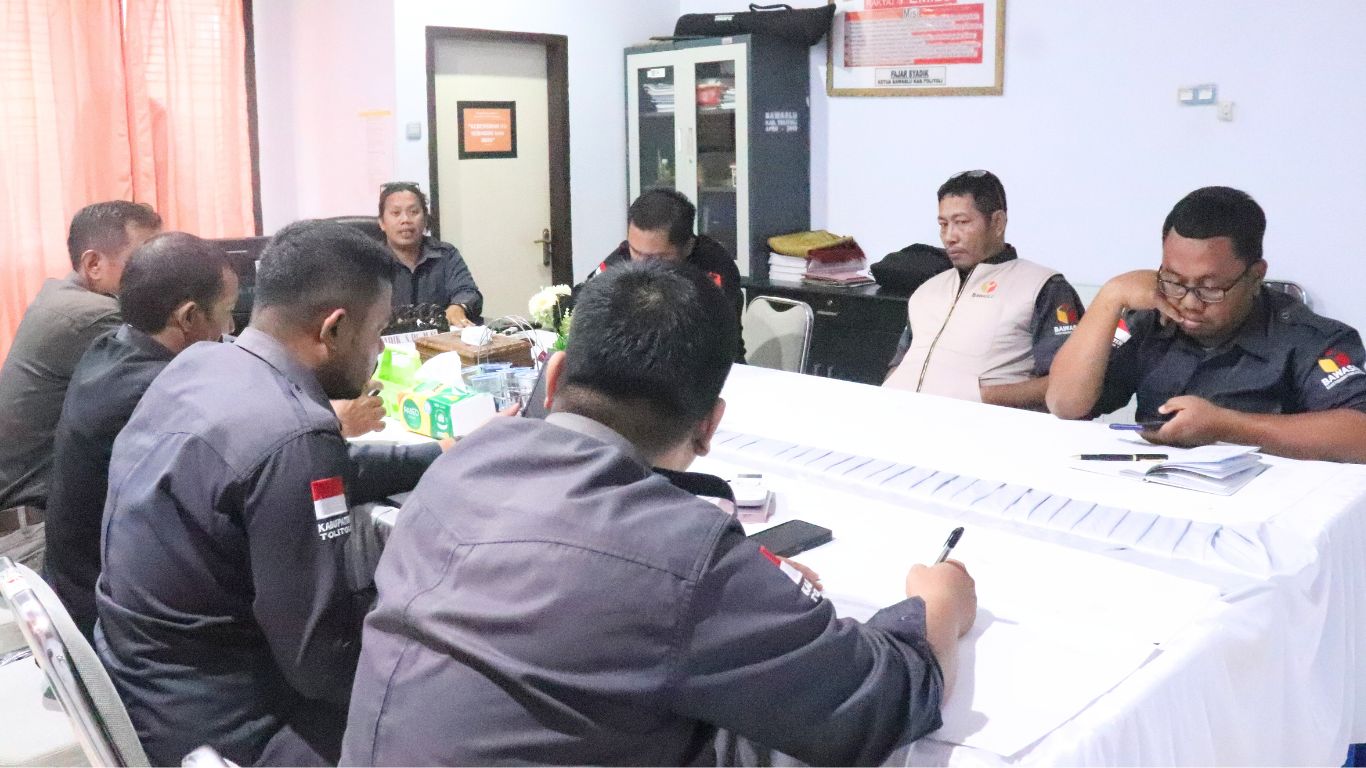 Bawaslu Tolitoli mengadakan rapat untuk membahas penertiban APK sesuai Keputusan KPU Tolitoli Nomor 627 Tahun 2024 tentang lokasi pemasangan APK.
