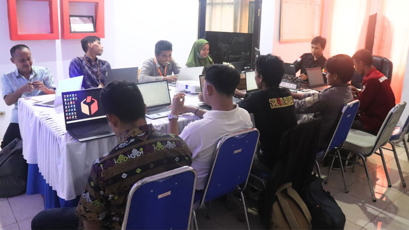 Sosialisasi dan panduan penggunaan Aplikasi Siwaslih untuk sepuluh Panwaslu Kecamatan se-Kabupaten Tolitoli dalam upaya meningkatkan pengawasan Pilkada 2024.