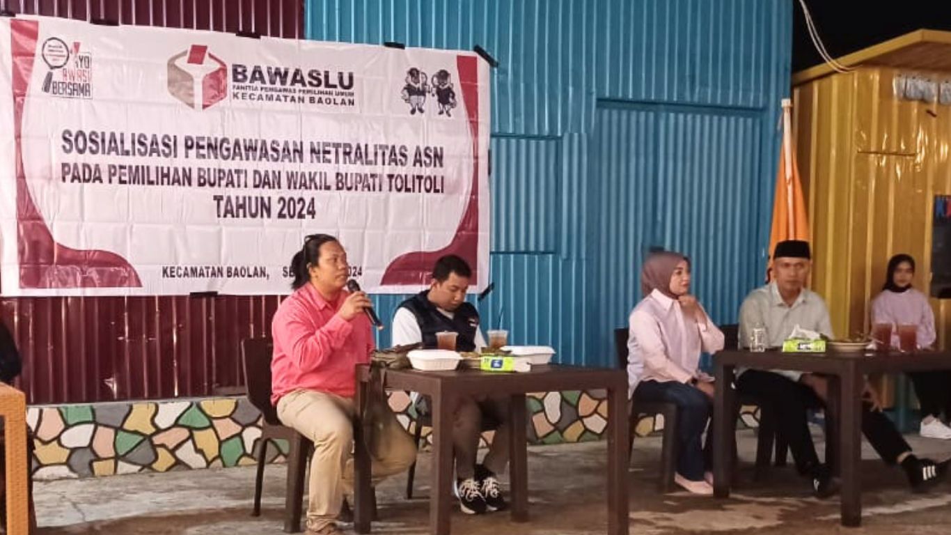 Ketua Bawaslu Tolitoli, Fajar Syadik, menghadiri sosialisasi netralitas ASN untuk Pemilihan Bupati dan Wakil Bupati Tolitoli 2024 yang diselenggarakan Panwaslu Kecamatan Baolan pada sabtu, (5/10/2024). Acara ini bertujuan memperkuat komitmen ASN untuk tetap netral, menjaga integritas, dan tidak terlibat politik praktis. Fajar menekankan bahwa netralitas ASN adalah kunci pemilu bersih dan adil, serta penting untuk menjaga kepercayaan publik.