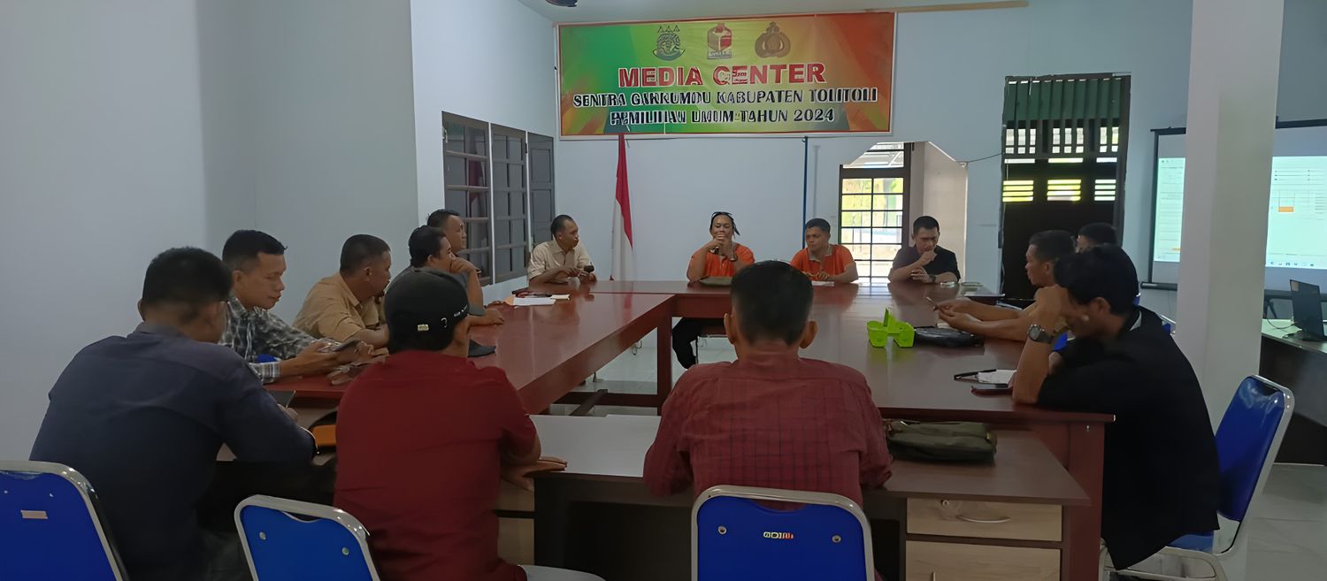 Ketua Bawaslu Tolitoli, Fajar Syadik, memimpin rapat koordinasi dengan Panwaslu Kecamatan se-Kabupaten Tolitoli terkait seleksi Pengawas TPS untuk PILKADA 2024.