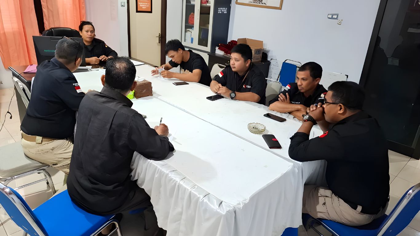 Ketua Bawaslu Tolitoli, Fajar Syadik, memimpin rapat internal penting yang membahas dugaan pelanggaran ASN dalam Pilkada 2024