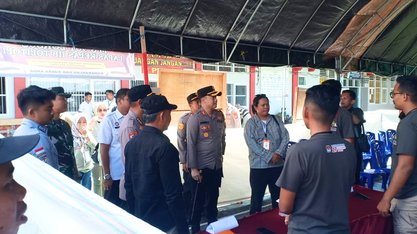 Pada Pilkada 2024 (27 November), Bawaslu Tolitoli dan Forkopimda memantau pemungutan suara di TPS Kecamatan Baolan, termasuk di TPS Lapas Tolitoli, untuk memastikan kelancaran dan keamanan. Fajar Syadik, Ketua Bawaslu Tolitoli, berharap Pilkada berjalan sukses dan damai dengan sinergi antara semua pihak.