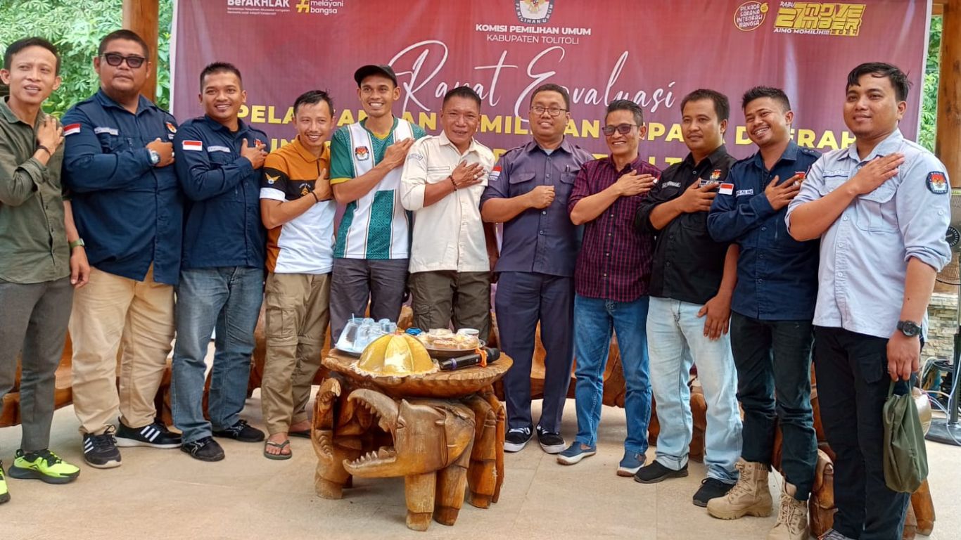 Kewajiban membawa e-KTP dalam Pilkada 2024 menjadi tantangan yang memengaruhi partisipasi pemilih. Bawaslu Tolitoli mencatat kebijakan ini menyulitkan, terutama bagi masyarakat tanpa e-KTP atau di wilayah dengan akses terbatas. Evaluasi ini bertujuan memperbaiki regulasi agar lebih inklusif dan memudahkan pemilih.