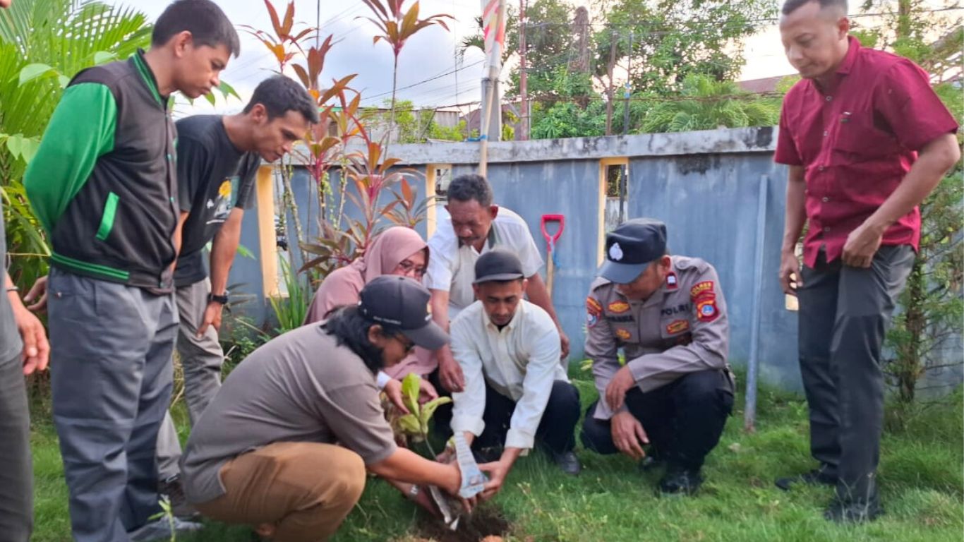 Bawaslu Tolitoli meresmikan Taman Manggis sebagai simbol integritas dan kejujuran dalam demokrasi, sekaligus memperkuat komitmen membangun sinergi masyarakat dan menciptakan pengawasan pemilu yang berkualitas.