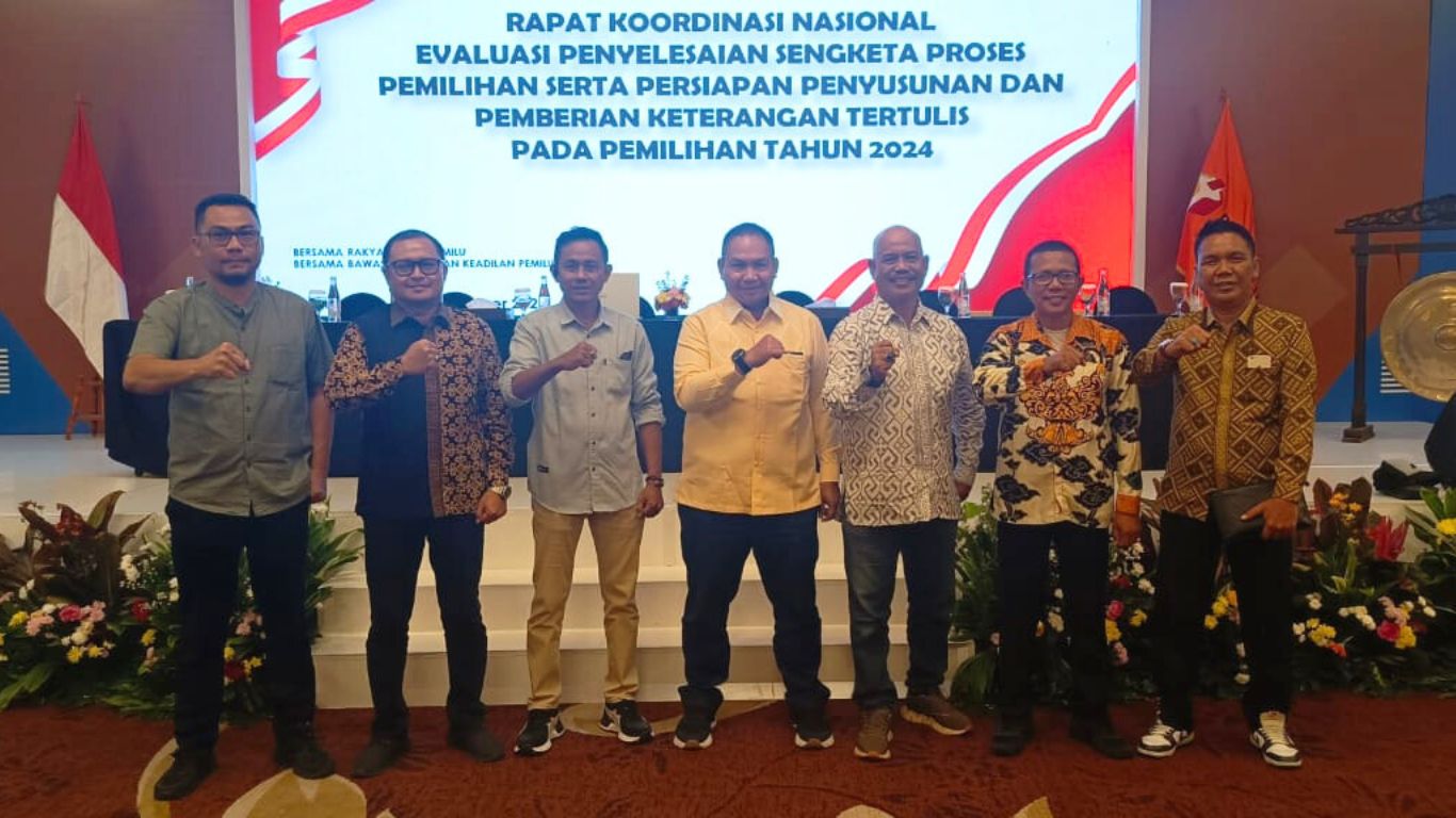 Bawaslu RI menggelar "Rapat Koordinasi Nasional Evaluasi Sengketa Pemilihan." Anggota Bawaslu Tolitoli, Abd. Fattah, hadir untuk mengevaluasi dan merencanakan langkah penyelesaian sengketa. Prof. Dr. Muhammad menekankan konsistensi Bawaslu, penggunaan peraturan yang berlaku, dan menjaga profesionalisme serta kepercayaan publik.