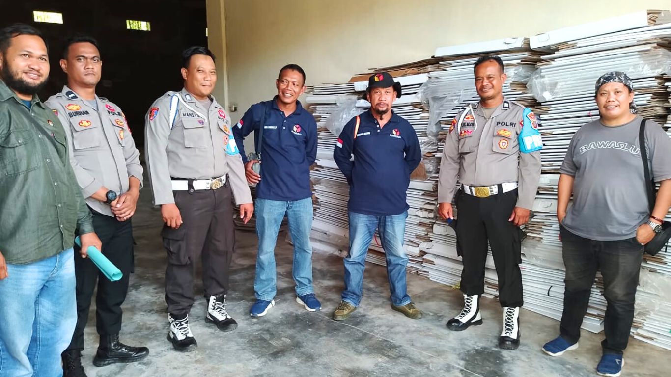 Pengawasan pergeseran logistik Pilkada 2024 dari kecamatan ke Gudang Logistik KPU berjalan lancar dengan pengawalan PPK, Panwaslu, dan Polsek, serta pengawasan Bawaslu untuk memastikan keamanan logistik.