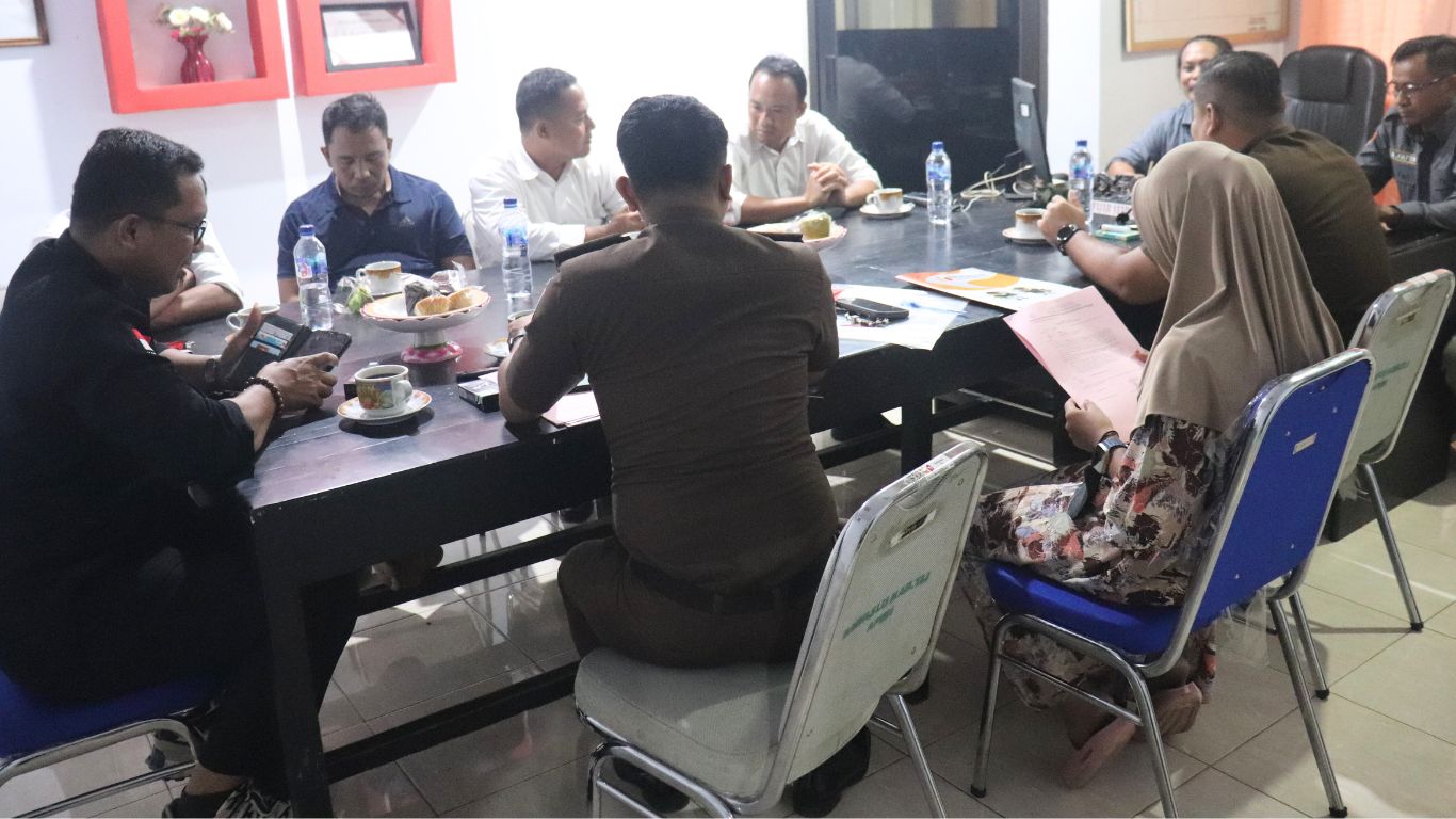 Penyerahan alat bukti oleh Gakkumdu Tolitoli menandai selesainya proses hukum kasus tindak pidana pemilihan 2024. Acara ini menunjukkan komitmen Gakkumdu dalam menjalankan prinsip keadilan dan akuntabilitas, dengan apresiasi dari pemilik alat bukti atas profesionalisme yang ditunjukkan.