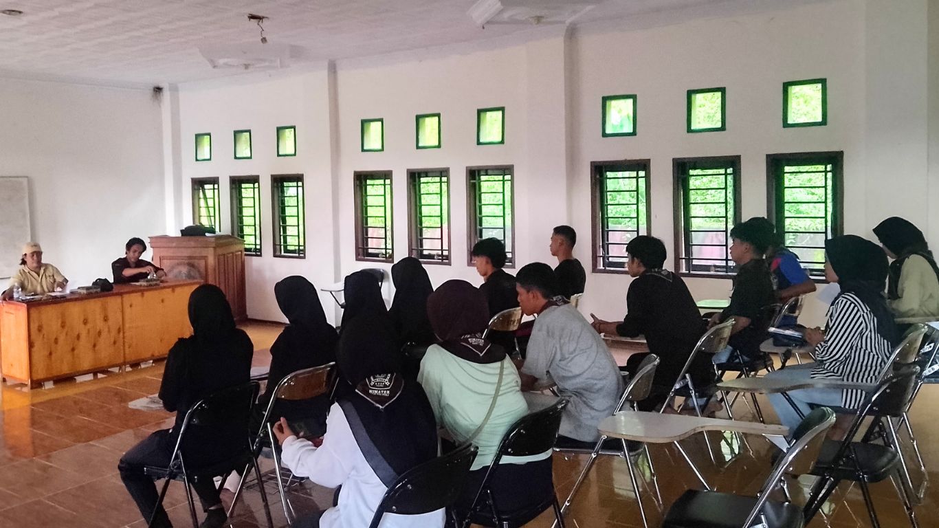 Ketua Bawaslu Kabupaten Tolitoli, Fajar Syadik, menekankan pentingnya integritas dan jiwa besar dalam kepemimpinan saat memberikan materi kepada mahasiswa STIP Mujahidin.
