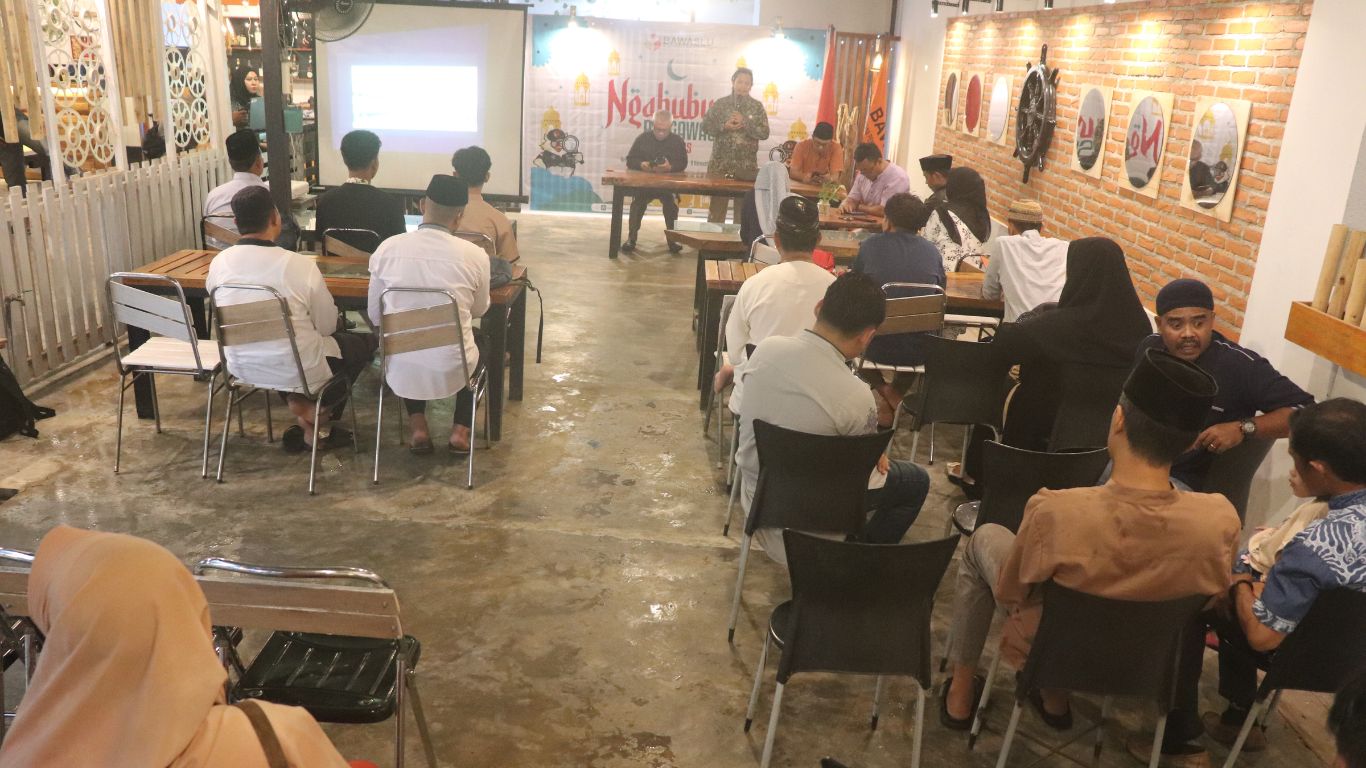 Foto suasana Ngabuburit Pengawasan yang diselenggarakan Bawaslu Tolitoli di Kedai Marisa. Tampak peserta, termasuk akademisi, media, perwakilan partai politik, mahasiswa, serta mantan anggota Panwaslu Kecamatan, sedang berdiskusi dengan narasumber Dr. Salawati. Acara berlangsung dalam suasana santai, dengan backdrop bertuliskan tema "Evaluasi dan Refleksi Pemilihan Serentak 2024 di Kabupaten Tolitoli", dan diakhiri dengan buka puasa bersama.