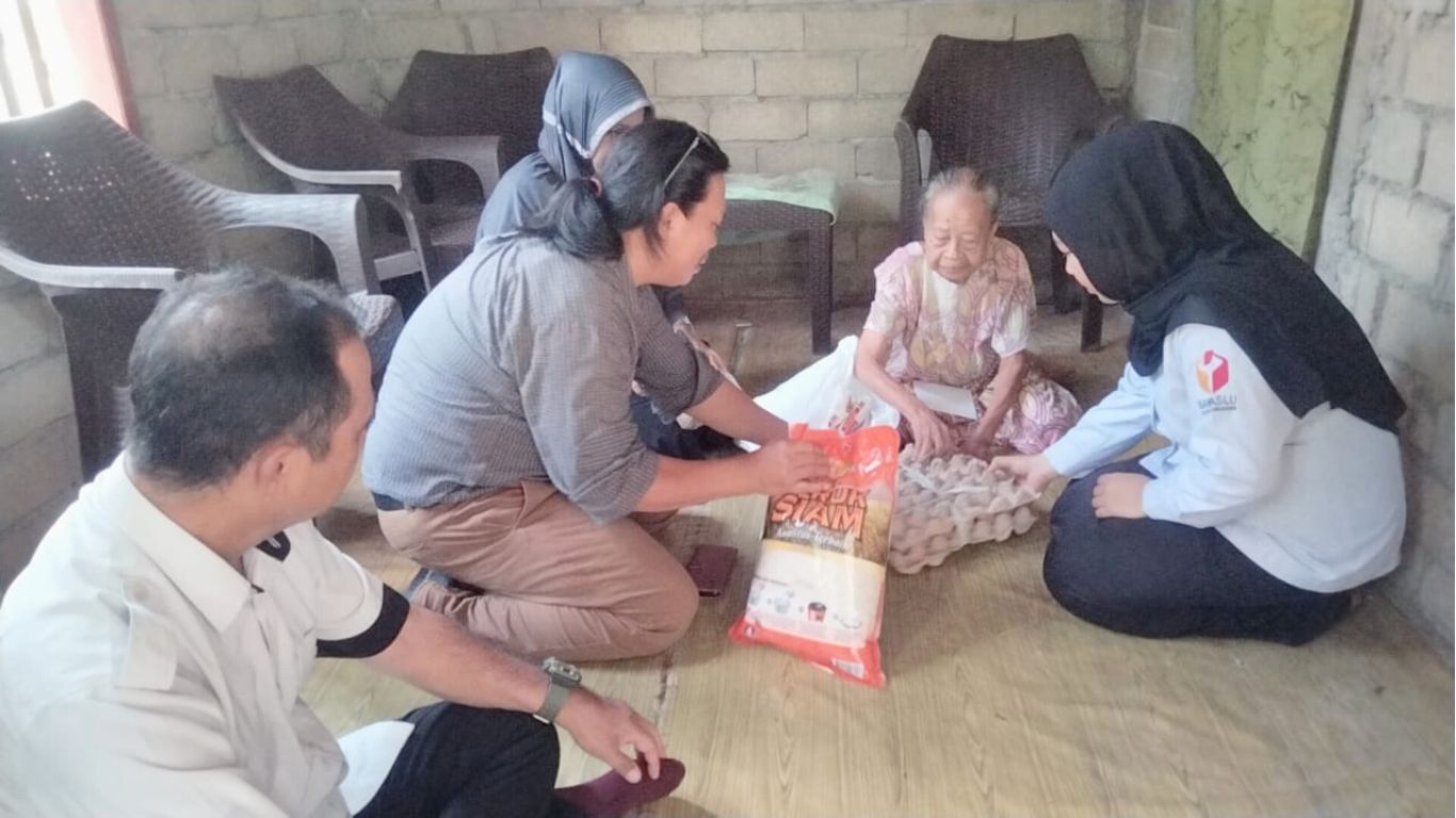 Ketua dan Pegawai Bawaslu Tolitoli menyerahkan paket sedekah Ramadhan kepada warga di Kelurahan Tuweley. Suasana hangat terlihat saat penerima menerima bantuan dengan penuh syukur. Kegiatan ini mencerminkan kepedulian sosial dan semangat berbagi di bulan suci.