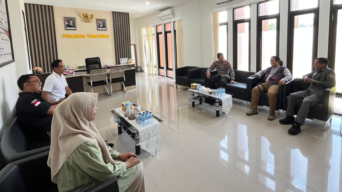 Ketua Bawaslu Kabupaten Tolitoli, Fajar Syadik, bersama jajaran melakukan kunjungan silaturahmi dan berbincang hangat dengan Kapolres Tolitoli, AKBP Wayan Wayracana Aryawan, S.I.K., di Mapolres Tolitoli.
