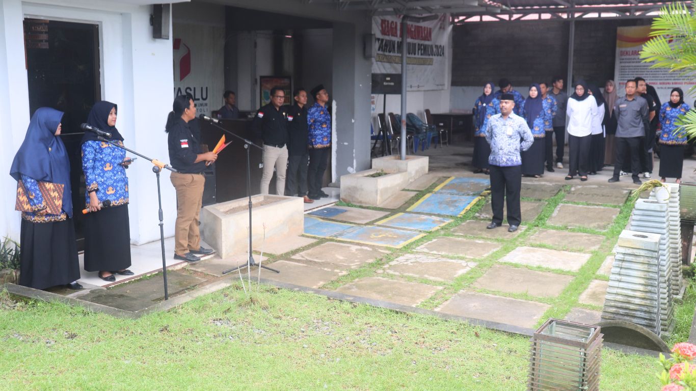 Dalam balutan semangat kebangsaan, Bawaslu Kabupaten Tolitoli menggelar upacara peringatan Hari Lahir Pancasila pada Senin, 2 Juni 2025. Dipimpin langsung oleh Ketua Bawaslu Tolitoli, Fajar Syadik, upacara ini diikuti oleh jajaran pimpinan, staf sekretariat, dan tiga CPNS baru, sebagai wujud komitmen menanamkan nilai-nilai Pancasila di lingkungan kerja.