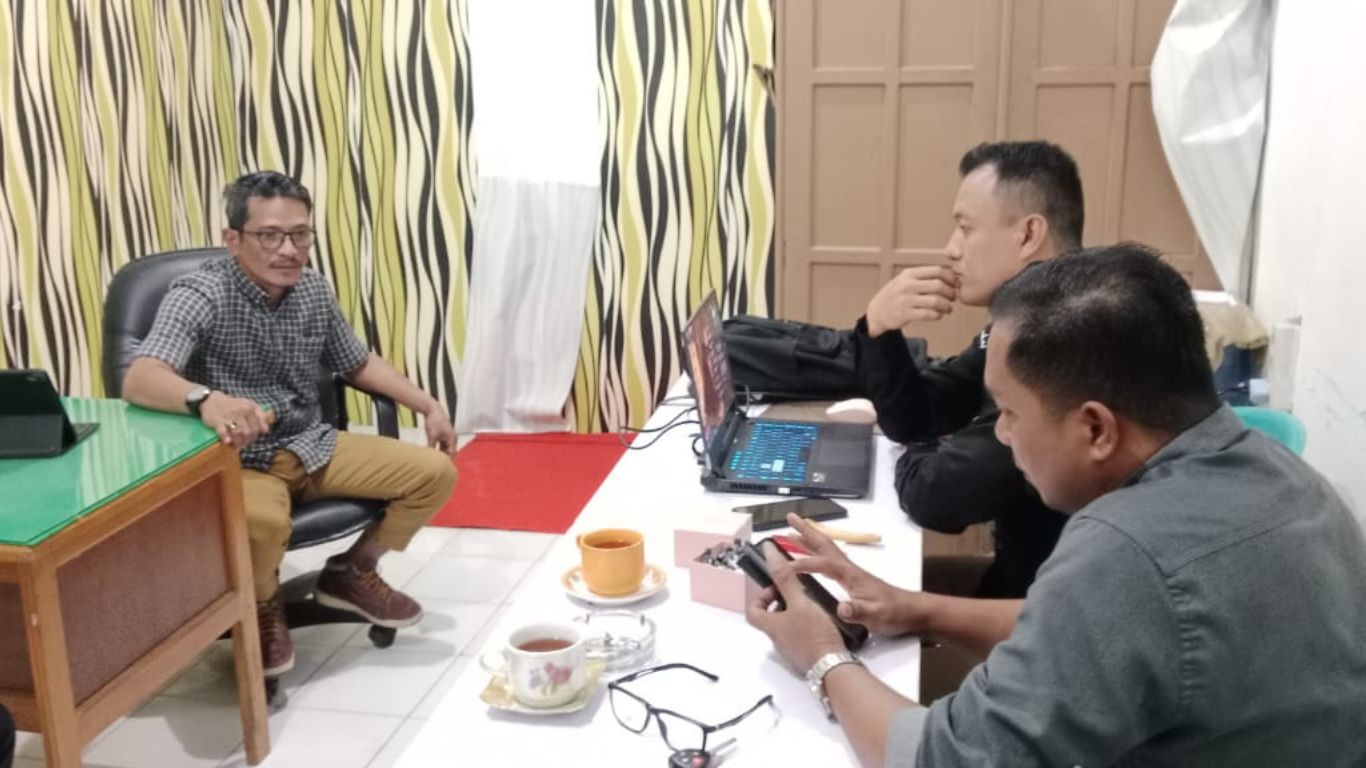 Suasana koordinasi antara Bawaslu dan KPU Tolitoli di Sekretariat KPU, membahas Pemutakhiran Data Pemilih Berkelanjutan (PDPB) untuk persiapan Pemilu Serentak 2029.