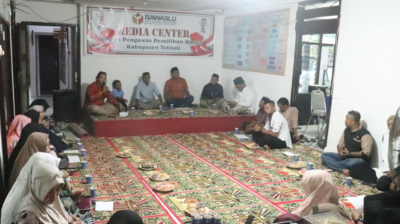 Pimpinan dan staf Bawaslu Kabupaten Tolitoli sedang mengikuti zikir dan doa bersama dalam rangka menyambut Tahun Baru Islam 1 Muharram 1447 Hijriah di ruang sekretariat dengan suasana khidmat.