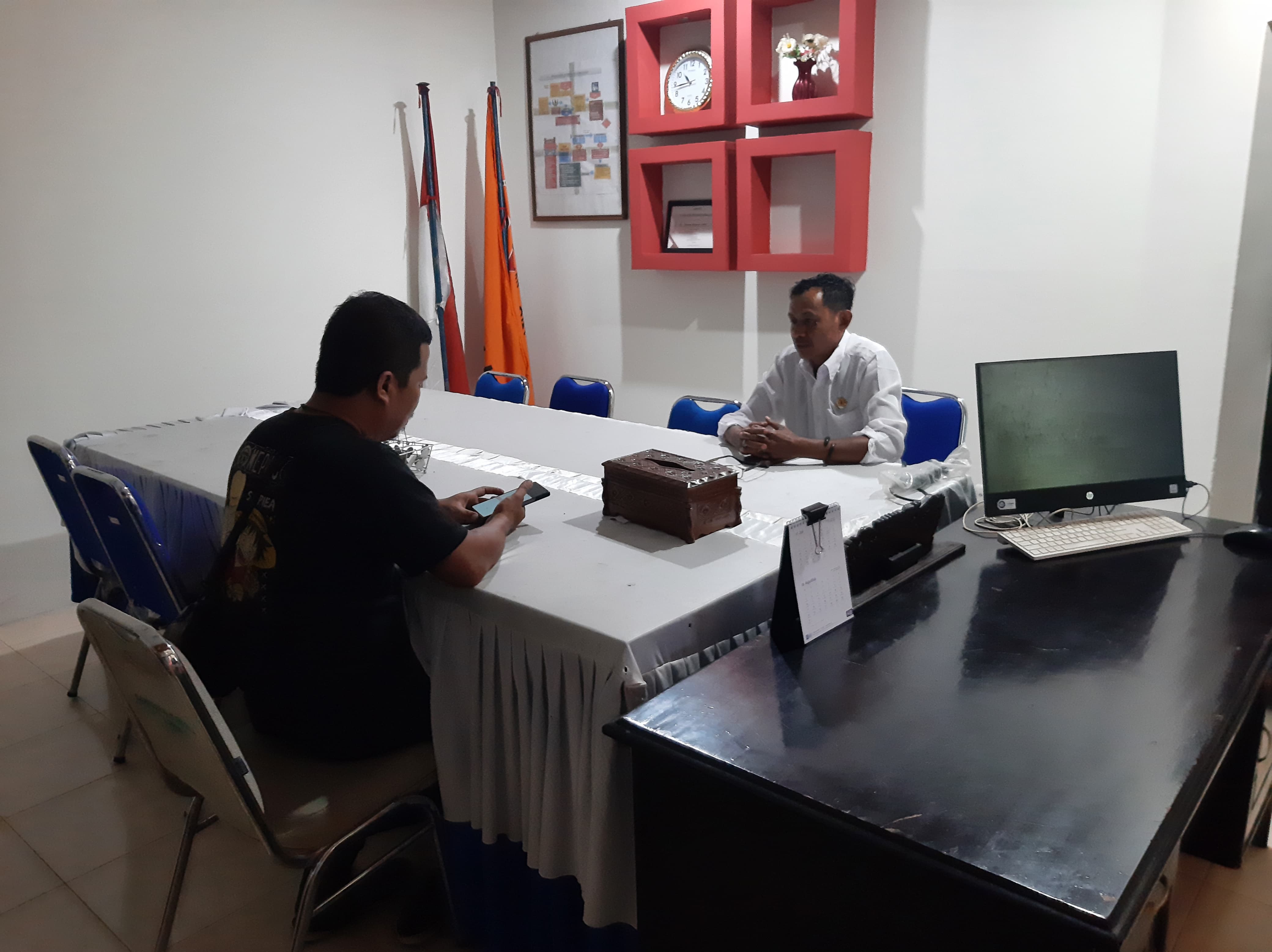 Anggota Bawaslu Tolitoli Abdul Fattah (Kanan) saat menerima kunjungan wawancara dari jurnalis Metro Sulawesi Tengah di kantor Bawaslu Tolitoli, Rabu (23/07/2025).