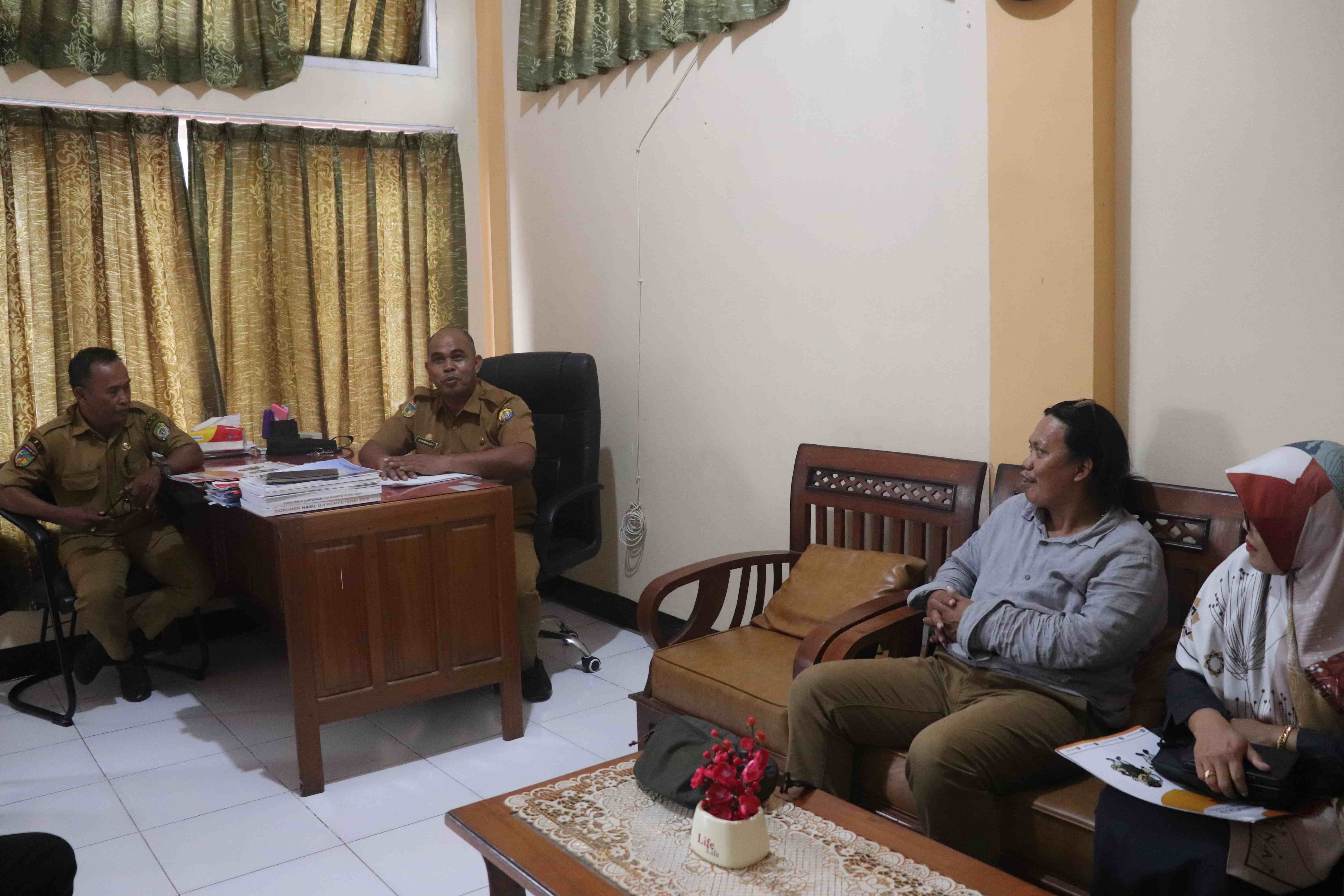 Ketua Bawaslu dan staff bersilatuhhrahmi dengan sekretaris BKPSDM