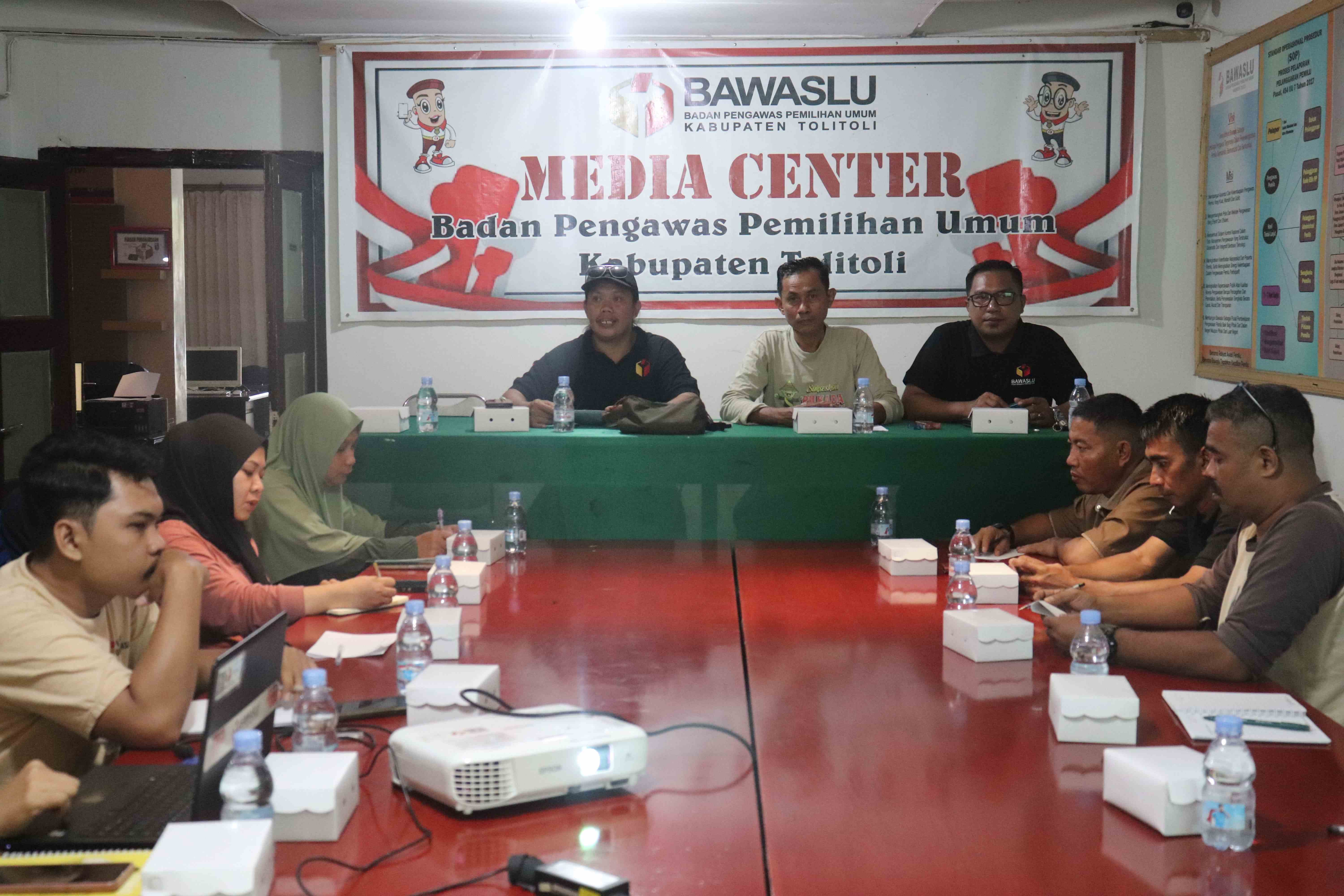 Pimpinan dan staff melakukan rapat koordinasi guna memperkuat kesigapan dalam penerimaan laporan dan penanganan pelanggaran