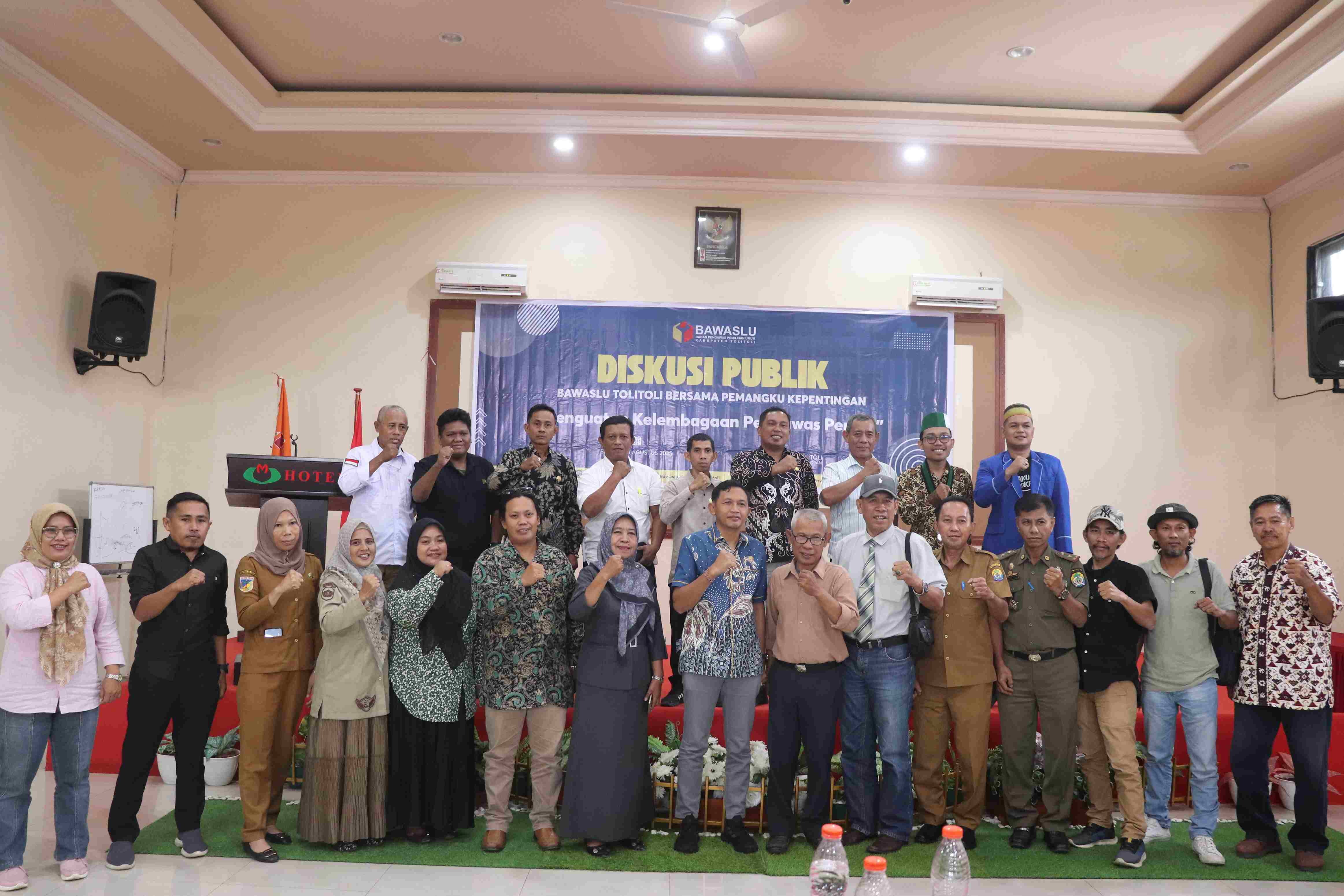 Foto Bersama Selesai Acara Diskusi Publik Bawaslu Kabupaten Tolitoli