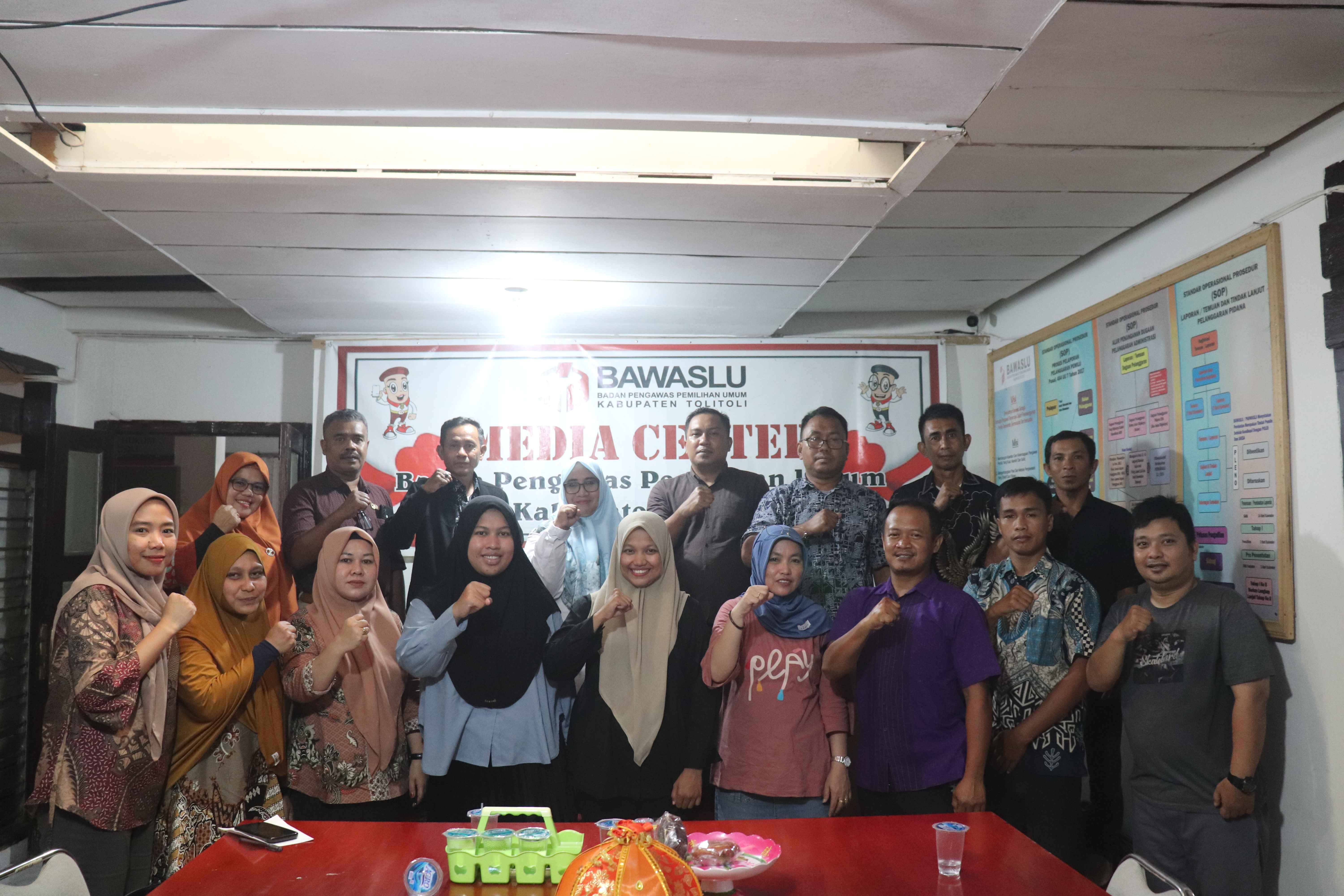 Foto bersama usai kegiatan diskusi seputar keprotokolan
