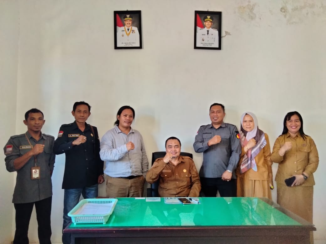 Pimpinan dan pihak Dukcapil berfoto bersama