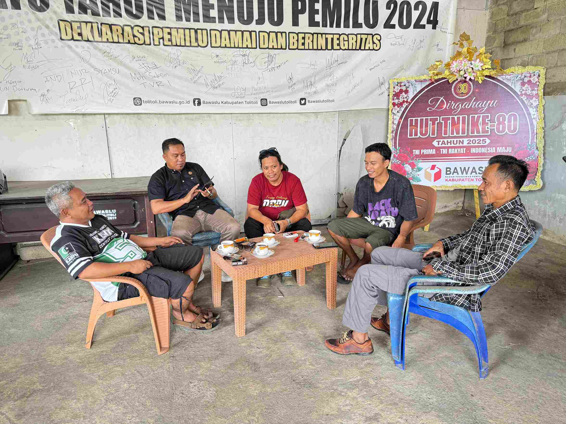 Pimpinan Bawaslu Buol dan Pimpinan Bawaslu Tolitoli dalam Diskusi Santai
