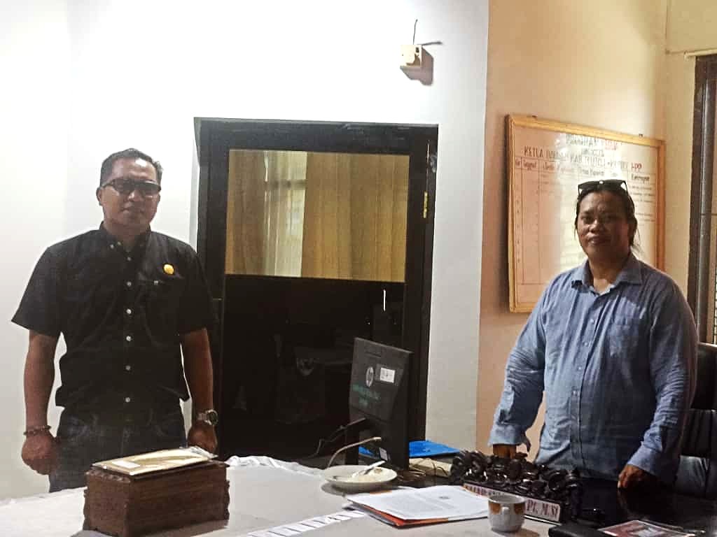 Pimpinan berdiri untuk memperdengarkan lagu Indonesia Raya
