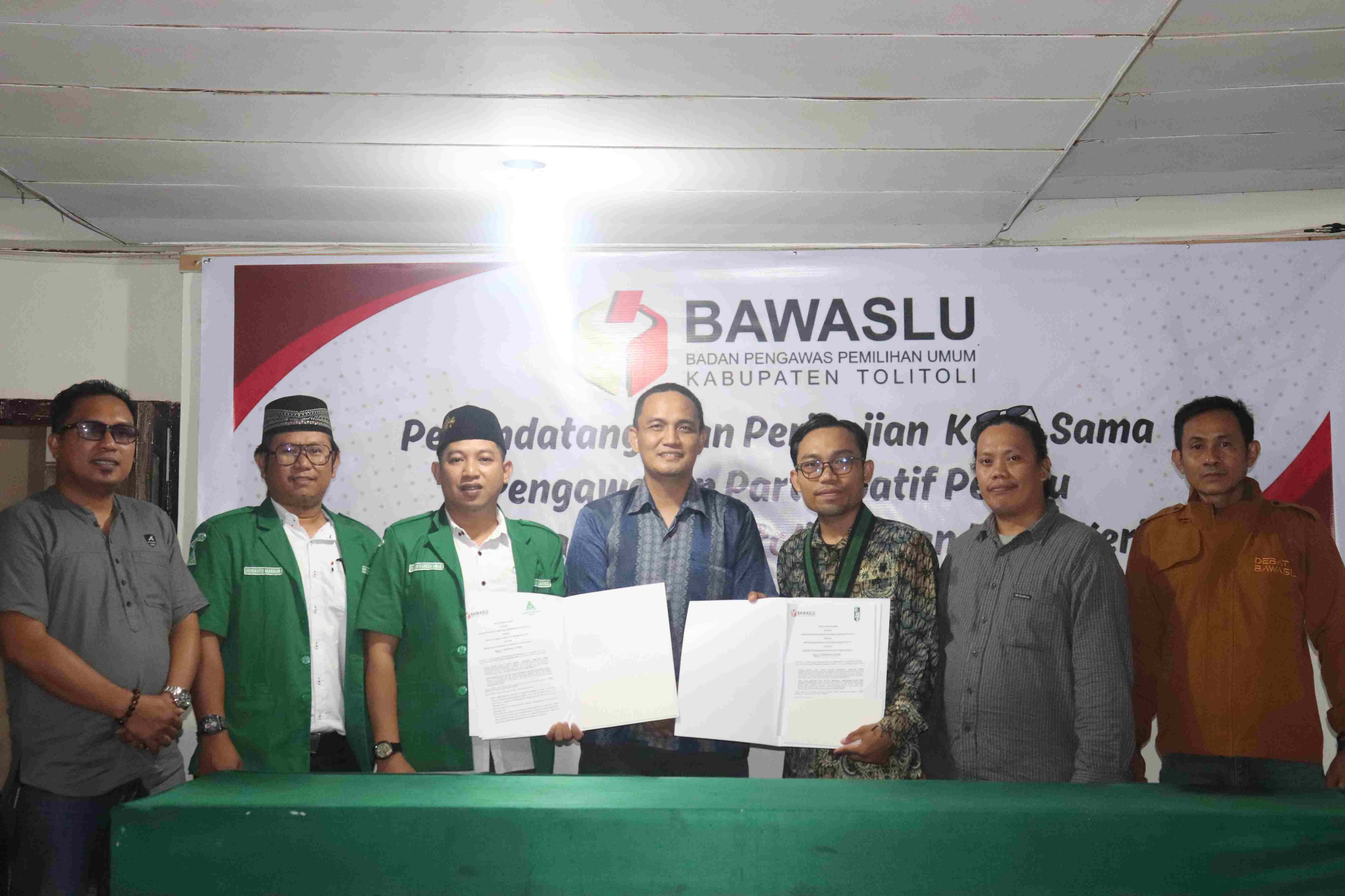Ketua Bawaslu Provinsi Sulawesi Tengah, Pimpinan Bawaslu Kabupaten Tolitoli bersama Ketua GP Ansor dan HMI dalam Penandatanganan MOU