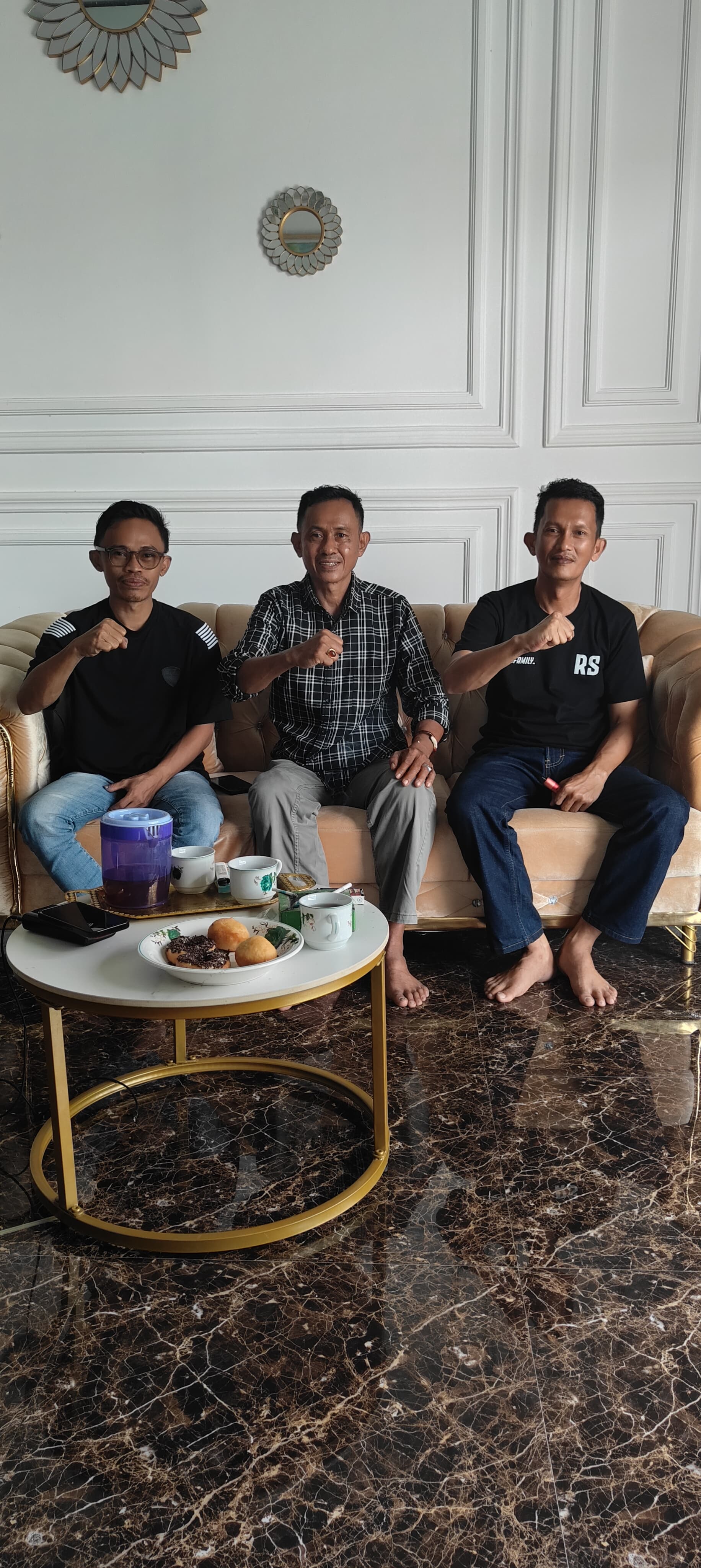 Pimpinan Bawaslu Kabupaten Tolitoli diskusi dengan Ketua DPD partai Golkar Tolitoli