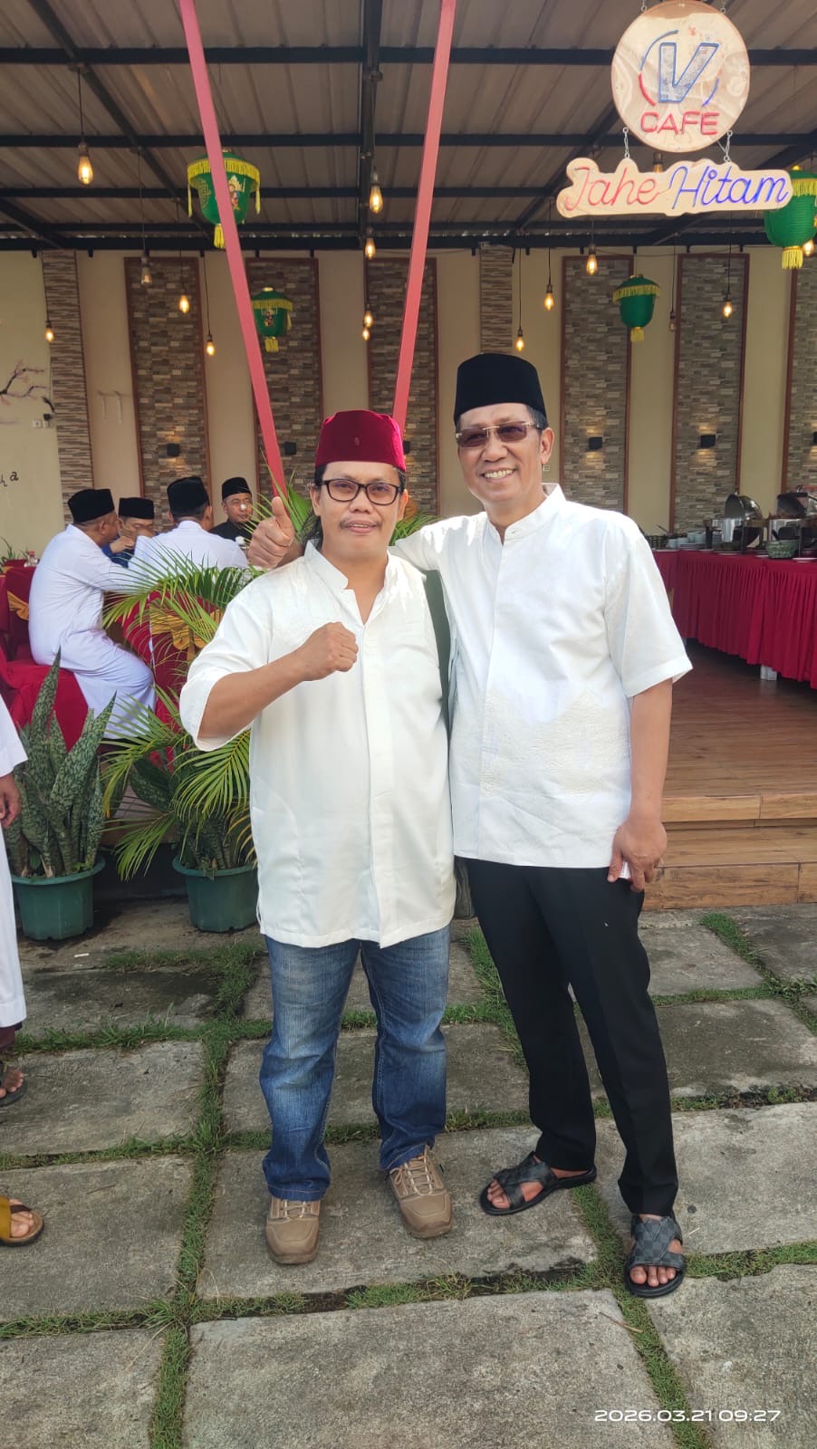 Ketua Bawaslu Tolitoli (kiri) saat melakukan foto bersama Mentri Hukum Republik Indonesia (Kanan)