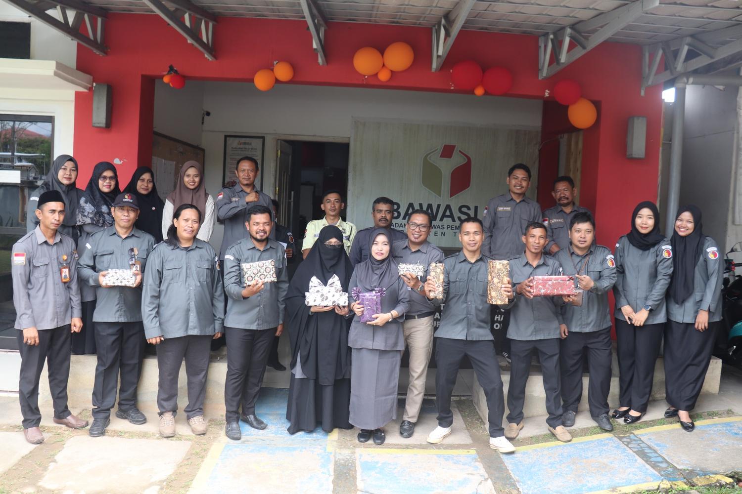 Penyerahan hadiah semarak HUT Bawaslu RI ke-18
