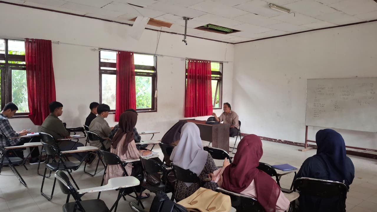 Ketua Bawaslu Tolitoli dalam diskusi bersama mahasiswa STIP Tolitoli