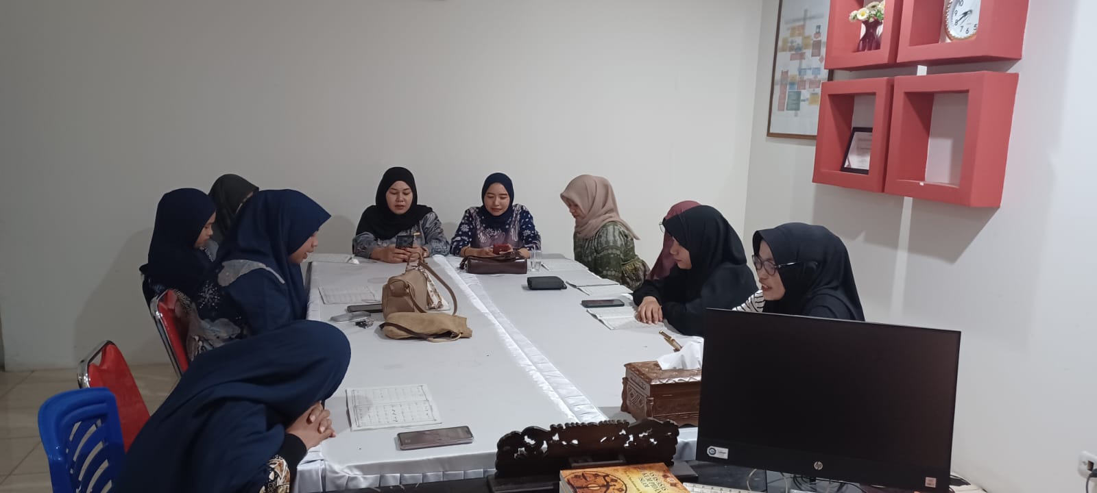 Srikandinya Bawaslu Tolitoli belajar bacaan Al-Quran yang benar bersama-sama