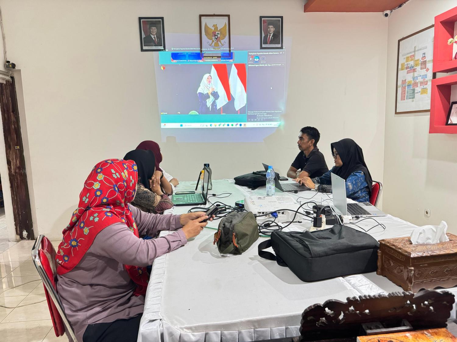 Koordinator Sekretariat Bawaslu Kabupaten Tolitoli Bersama Staff Mengikuti Zoom Undangan Bawaslu RI di Kantor Bawaslu Tolitoli