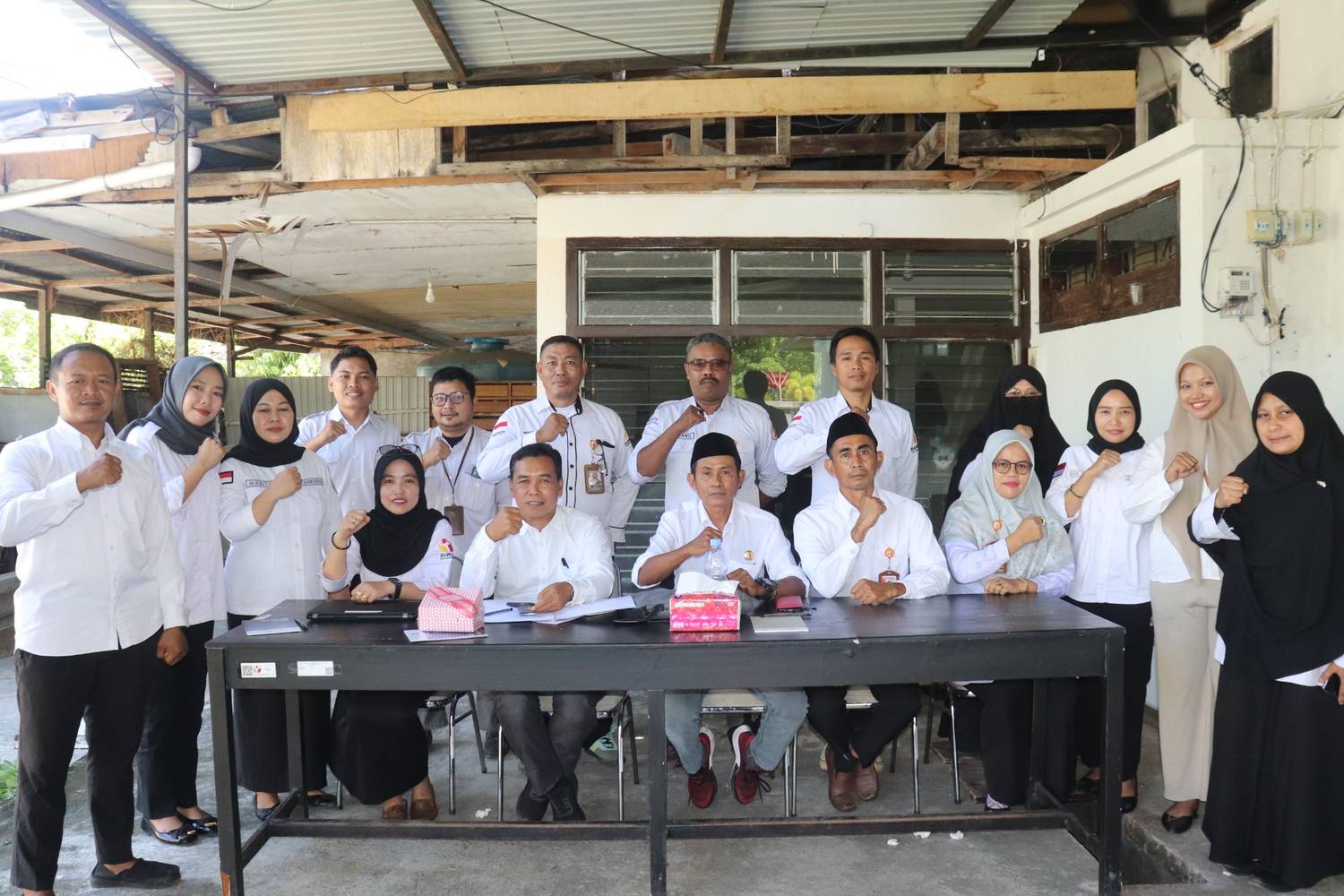 Foto bersama selesai giat rapat fasilitasi peningkatan disiplin Aparatur Sipil Negara (ASN) di kantor Bawaslu Kabupaten Tolitoli