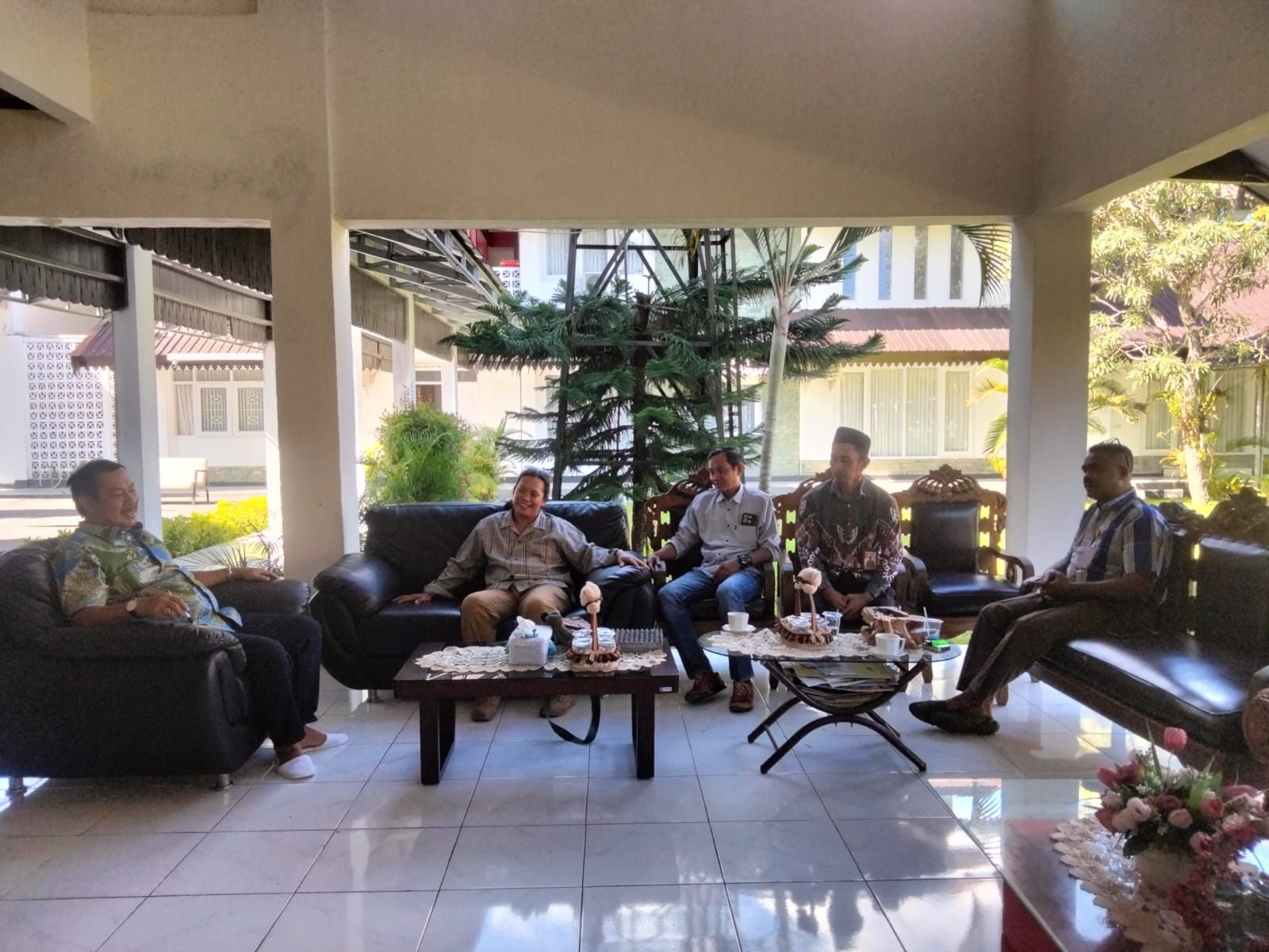 Pimpinan dan staf Bawaslu Kabupaten Tolitoli bersilaturahmi dengan Bupati Tolitoli